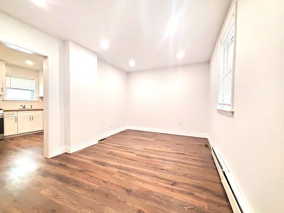 3rd image of 19 Jeraldo St Floor 1