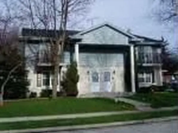 1337 Camden Way, Waukesha, WI 53186