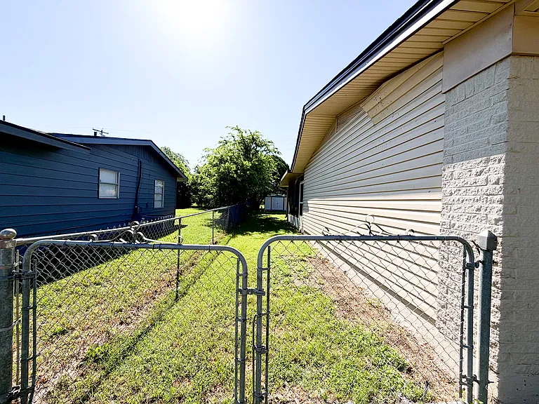 1204 Chippendale Dr — Photo 31