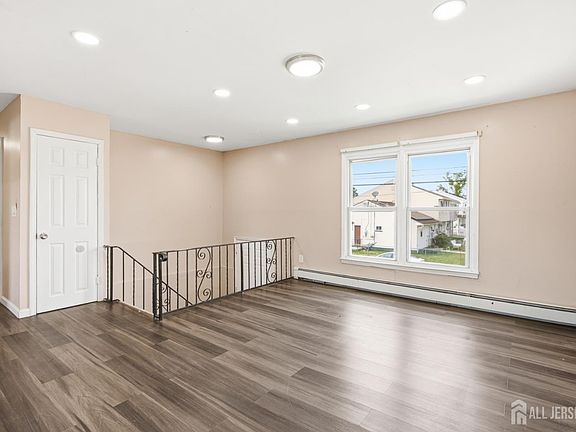 4th image of 42 Mercer St