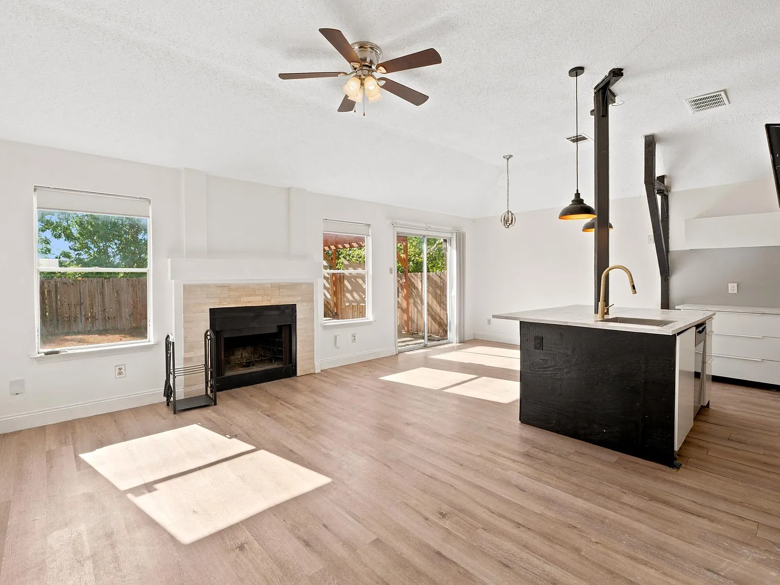 3 bed, 2.0 bath, 1259 sqft, $1,800 — Photo 1