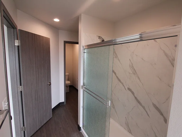 Modern design 3 bed, 2.5 bath duplex available 6/10 Cheney — Photo 8