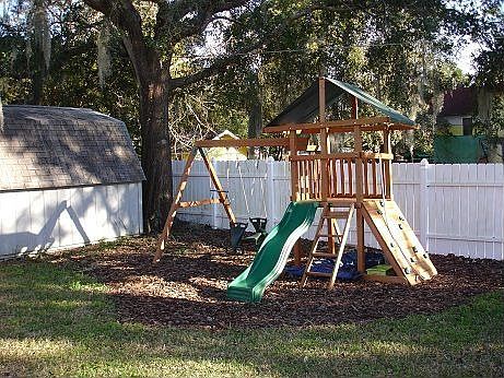Backyard/ Vinyl Fencing