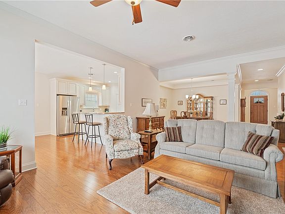5th image of 819 Hearthstone Cir