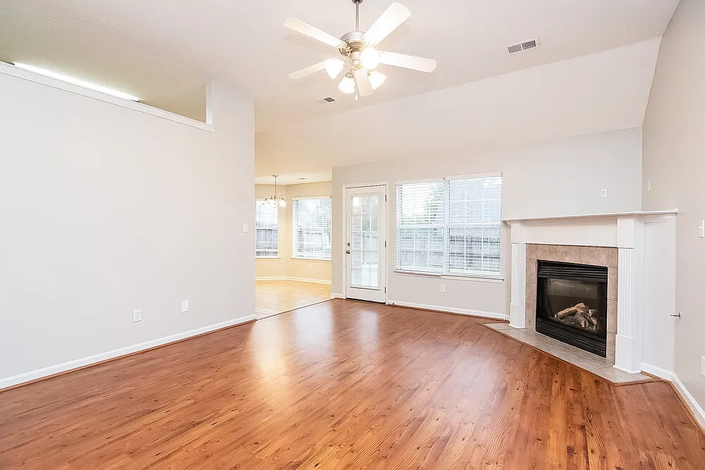 3 bed, 2.0 bath, 1546 sqft, $1,905 — Photo 2
