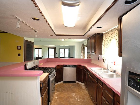 5th image of 4351 Chandler Ave