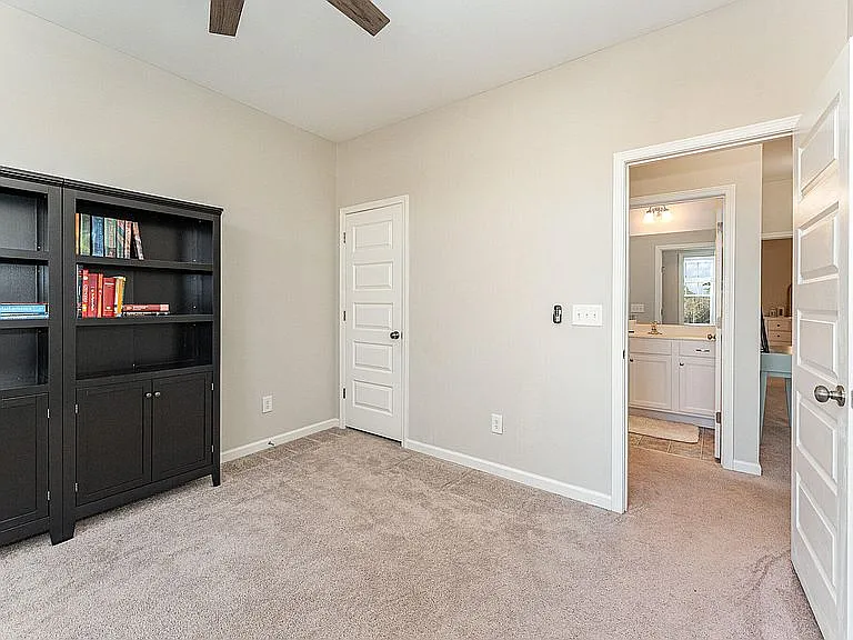 1049 Lathrop Ln — Photo 29