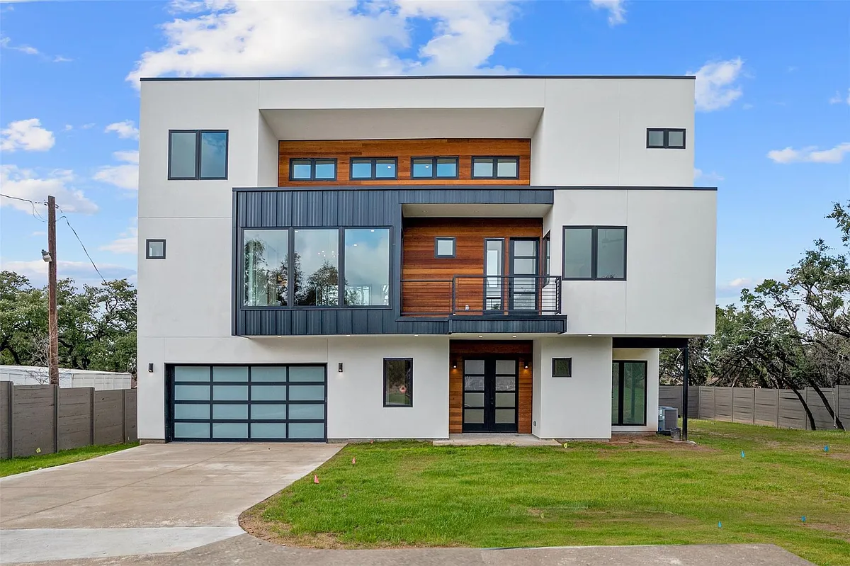 Building Photo - 200 N Lake Hills Dr