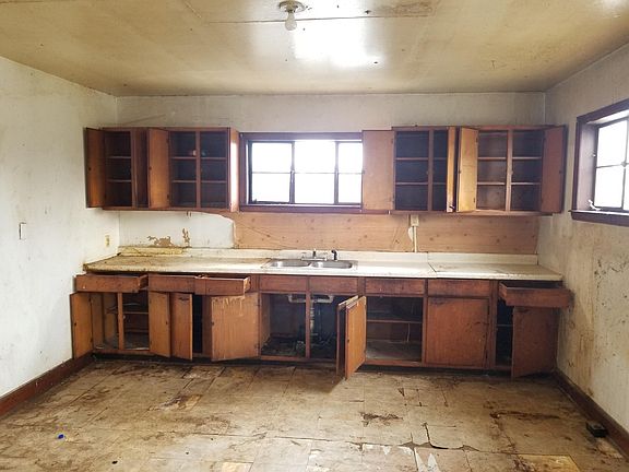 5th image of 137 Oak St