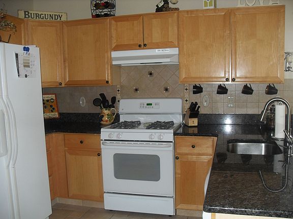 Kitchen w/granite counters