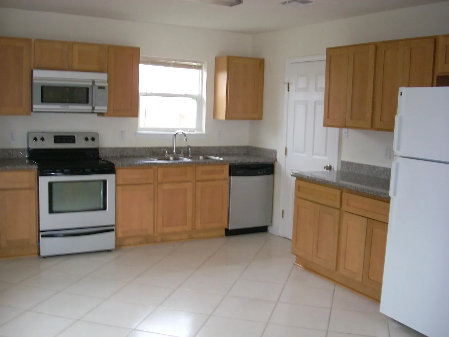 2 bed, 850 sqft, $1,200 — Photo 2