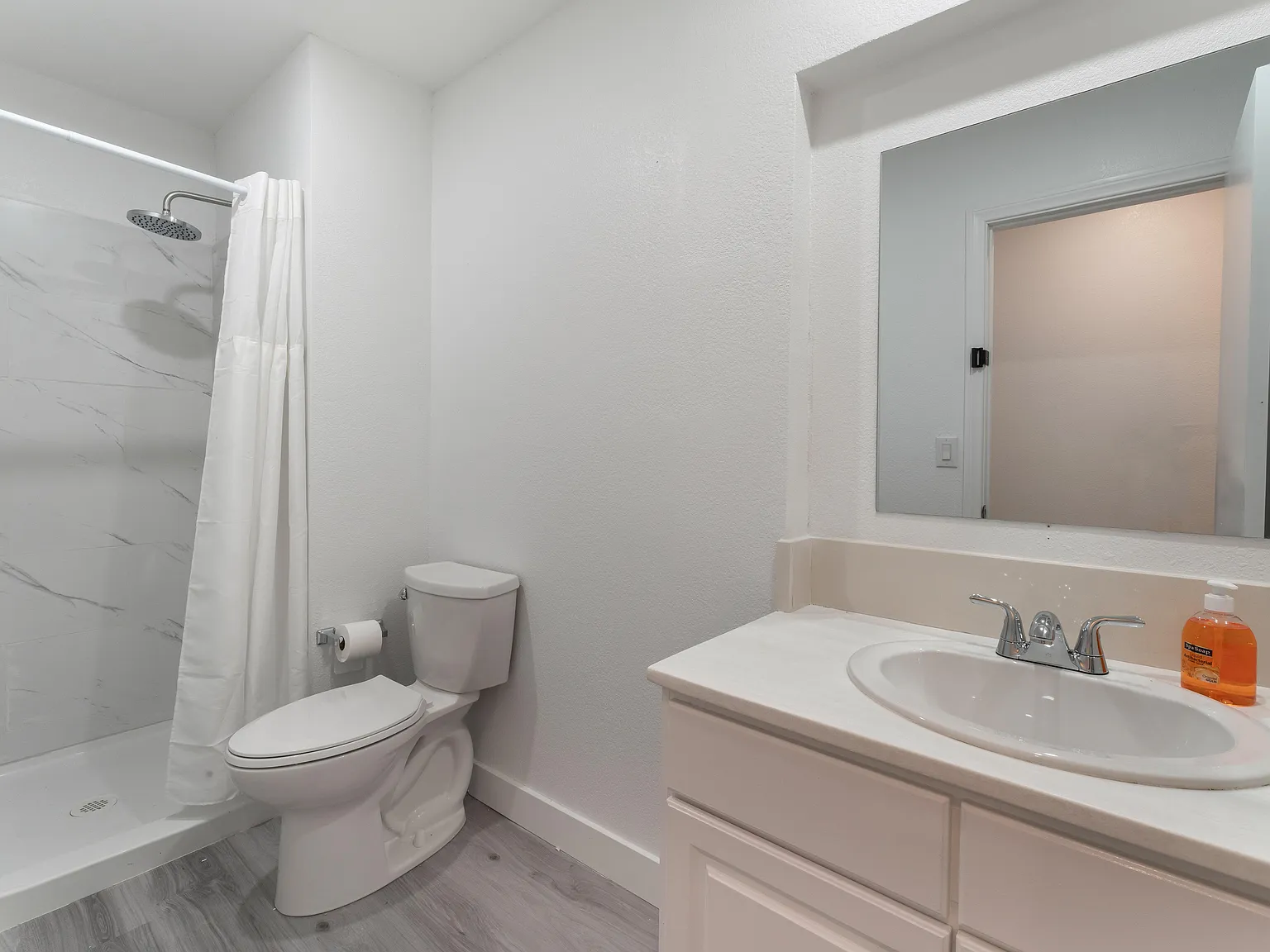 4 bed, 4.0 bath, 3792 sqft, $685 — Photo 2
