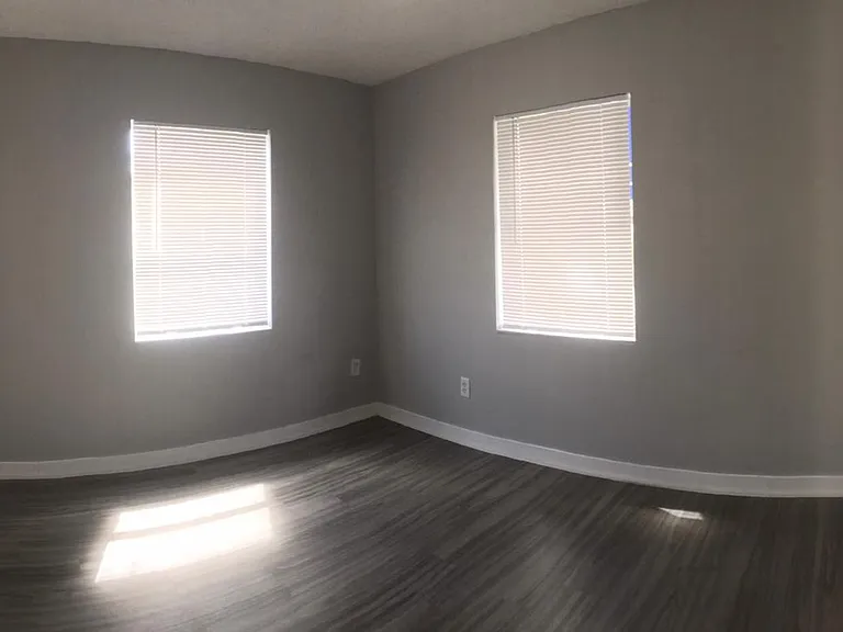 St George Apartments — Photo 16