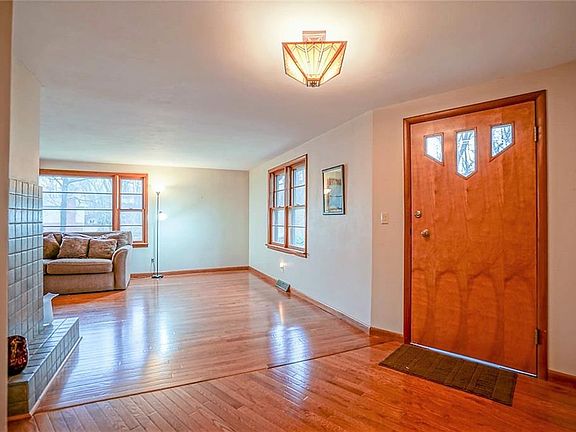 3rd image of 180 Urban St
