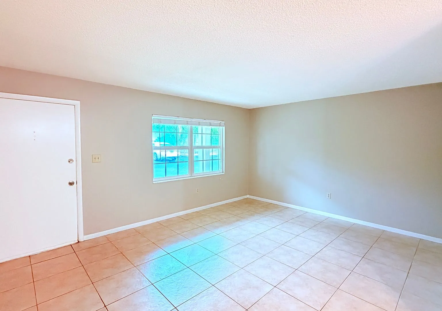 !Price Drop! Great Complex On Lake Killarney (Free Admin Fee) — Photo 3