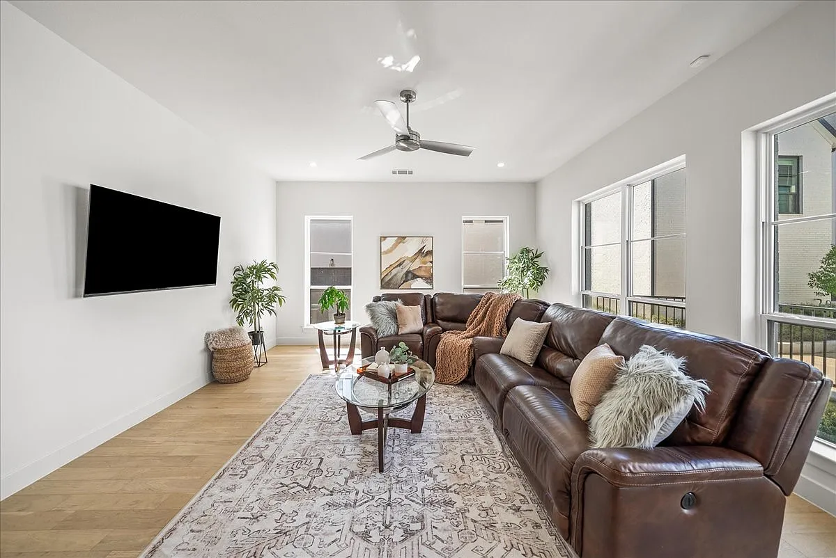 3 bed, 3.5 bath, 2718 sqft, $7,650 — Photo 1