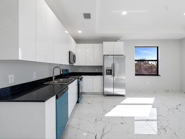 3010 NE 1st Pl — Photo 16