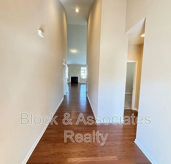 2433 Cedar Rock Dr — Photo 2