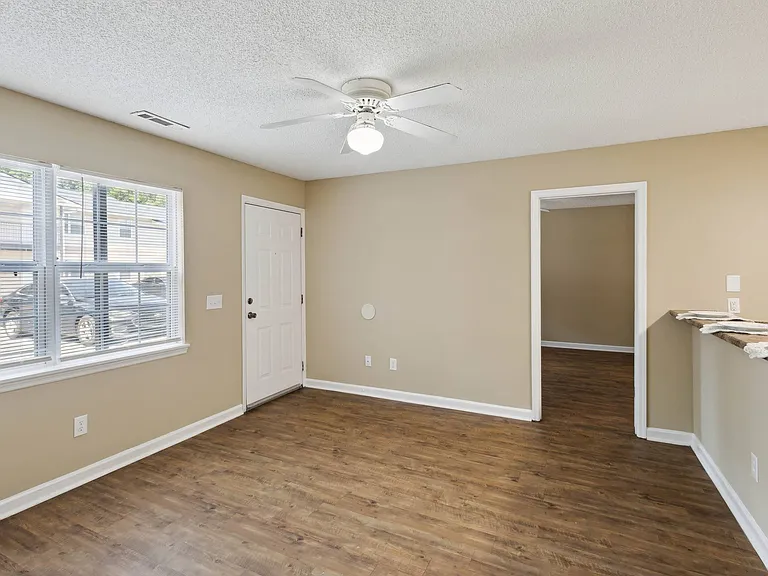 Seasons Apartments — Photo 14