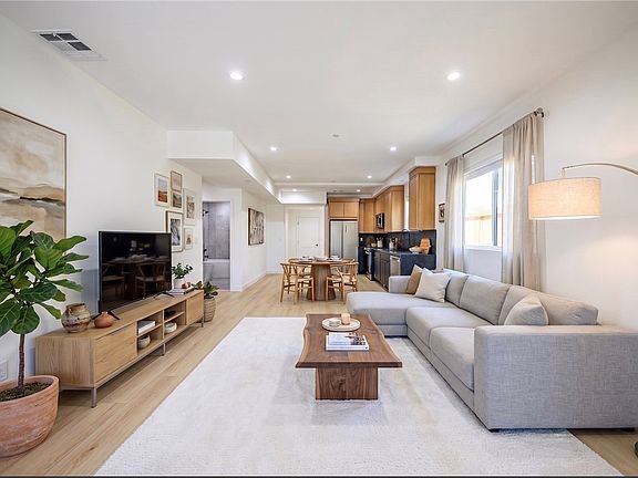 3rd image of 1021 S Citrus Ave #3