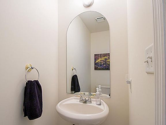 4th image of 4 Tamarack Ct