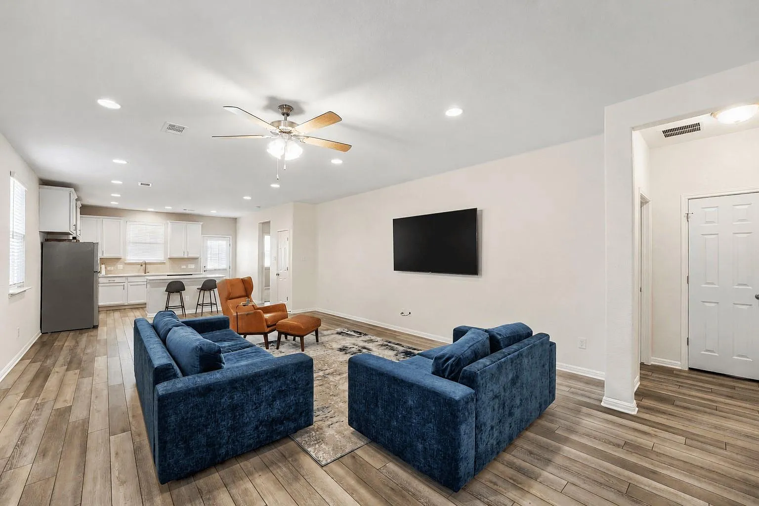 3 bed, 2.0 bath, 1534 sqft, $2,050 — Photo 4