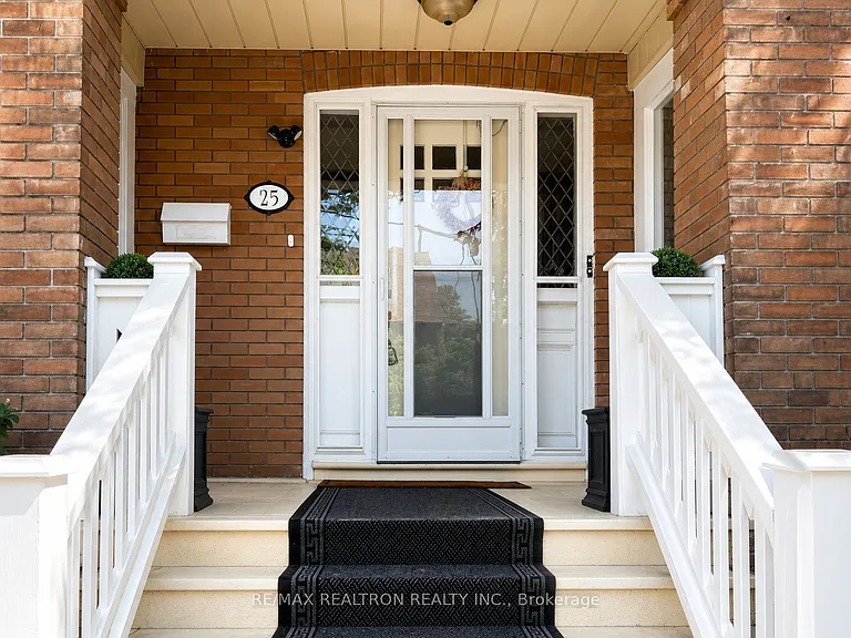 25 Ranleigh Ave #B — Photo 2
