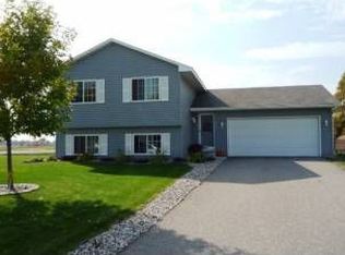210 Dale Cir, Green Isle, MN 55338
