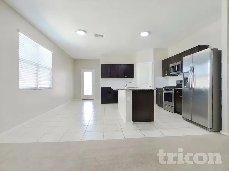 29300 W Clarendon Ave — Photo 4