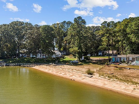 3rd image of 604 Parker Dr