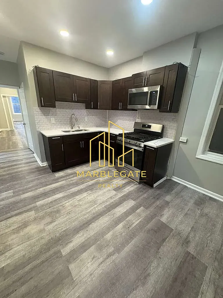 3 bed, 1050 sqft, $2,100 — Photo 3