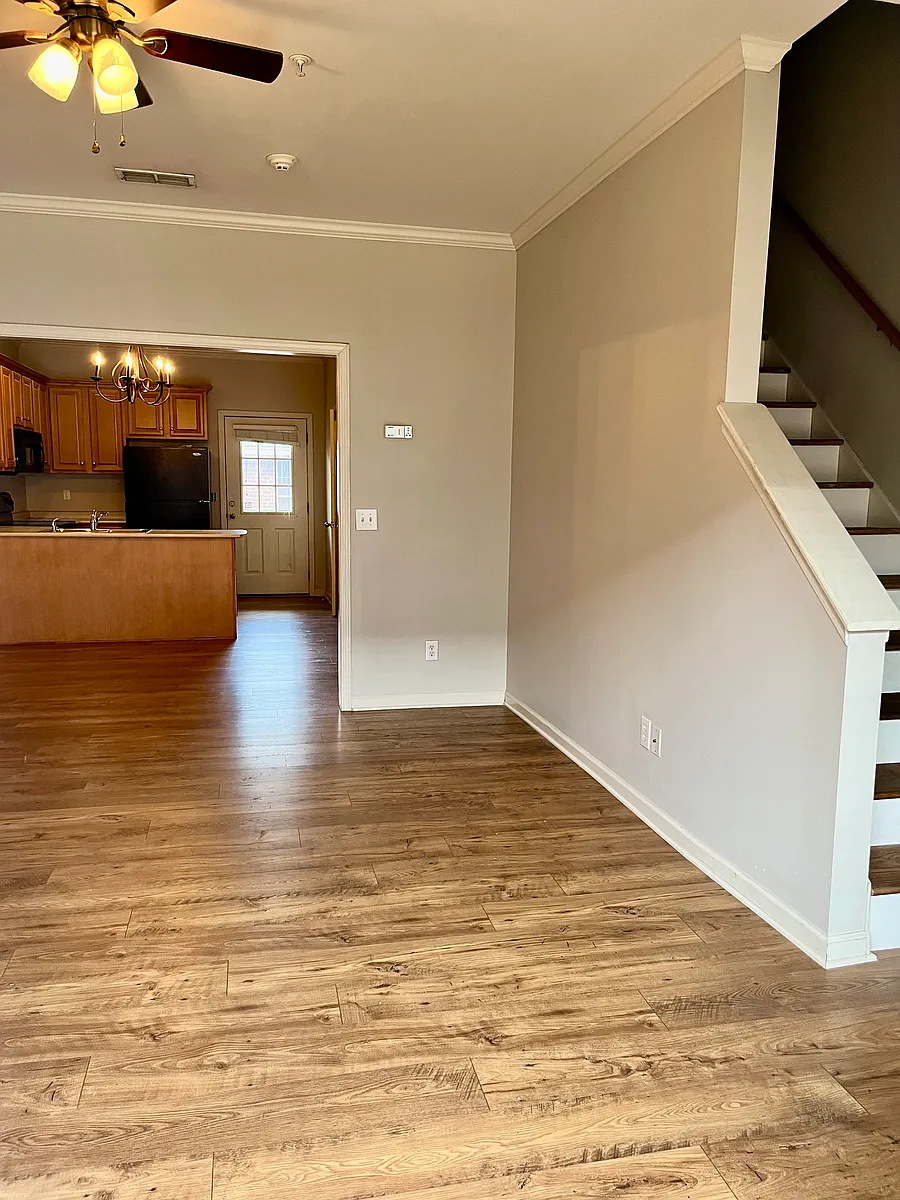 Building Photo - 214 Lincoln Grn #G