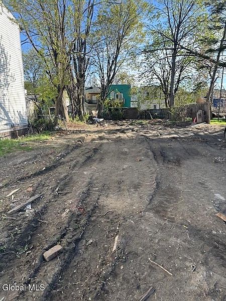 3rd image of 631 Clinton Avenue