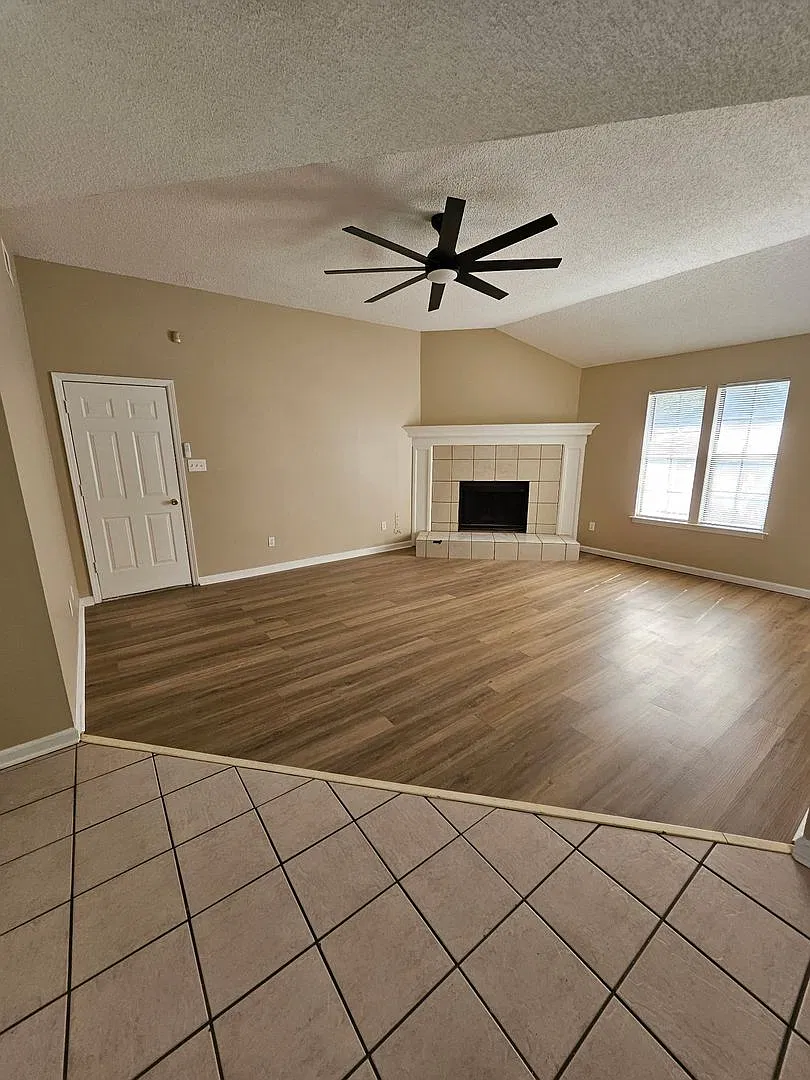 4 Success is now offering this spacious 3 bedroom home. — Photo 2