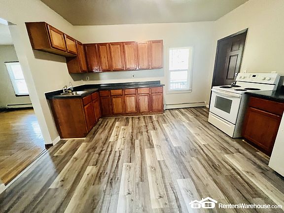 5th image of 1430 Irving Ave N Unit 1