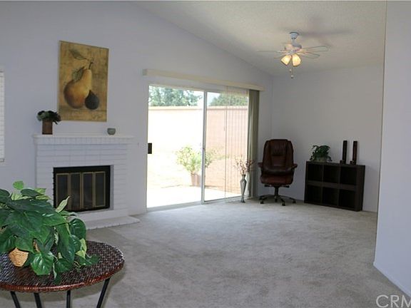 Spacious Living Room w/Dining Area