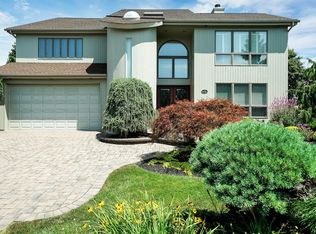 27 Daffodil Dr, Farmingdale, NY 11735