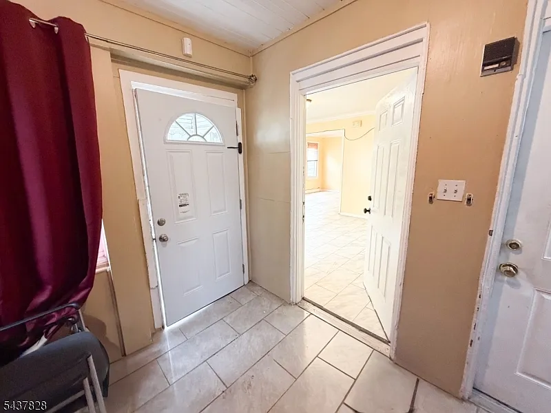 3 bed, 1.0 bath, $2,400 — Photo 2