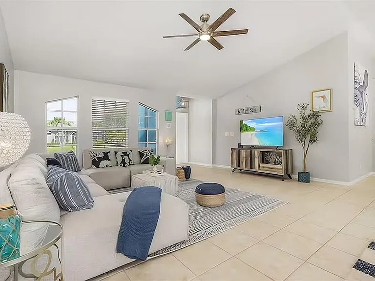 2705 SW 11th Pl — Photo 5