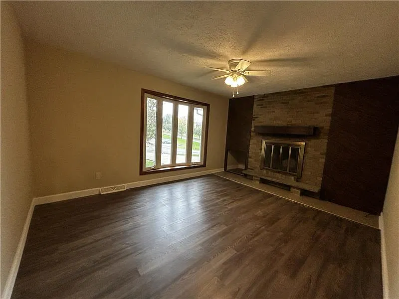 4 bed, $2,500 — Photo 2