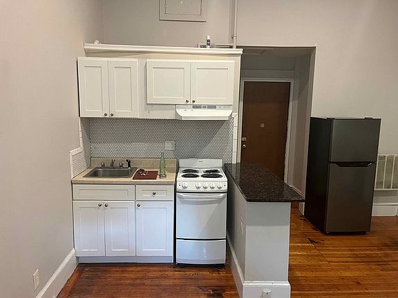 2nd image of 114 Marlborough St APT 3R