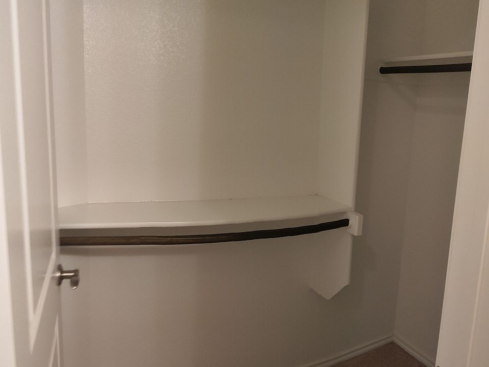 Suite 1 (downstairs): closet