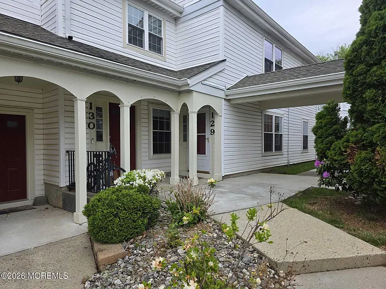 129 Tulip Ln — Photo 1