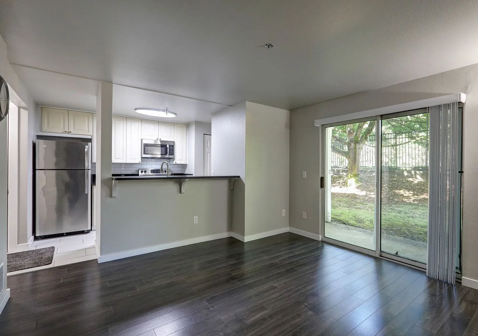 Ground Floor 1 Bedroom Featuring Newcastle Convenience — Photo 3