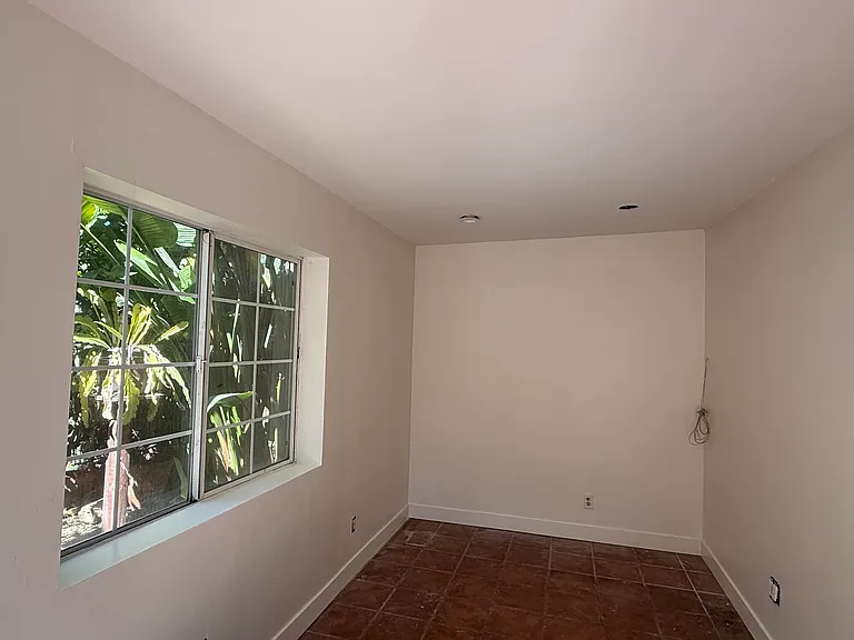 2034 N Commonwealth Ave — Photo 21