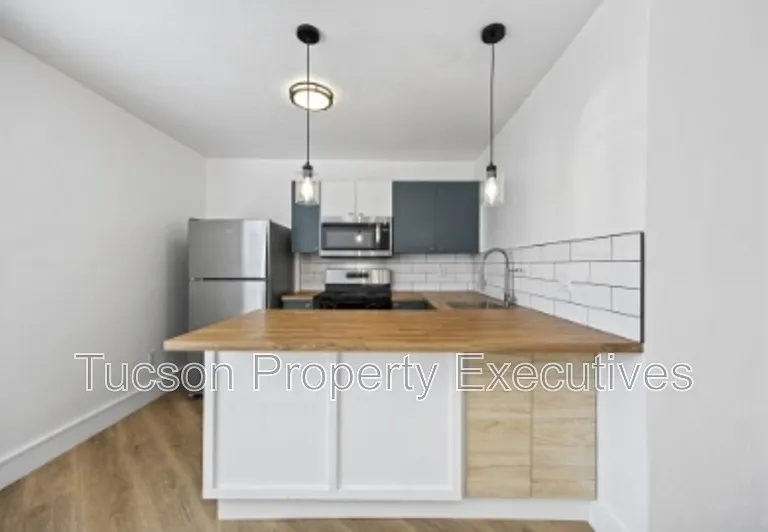 824 E 10th St #J — Photo 4