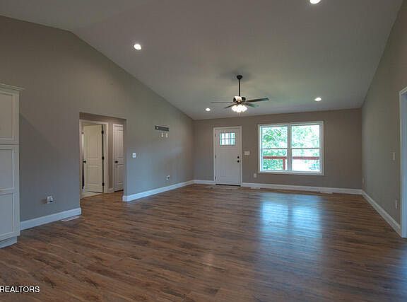 4th image of 327 Thomas Loop Rd