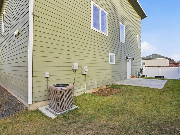 2725 N Miami Ct — Photo 14