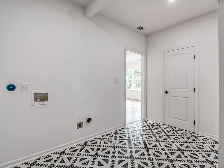 1781 Forrest Ave — Photo 28