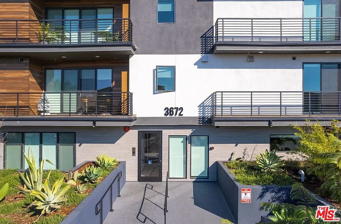 2 bed, 2.0 bath, 1040 sqft, $4,980 — Photo 2